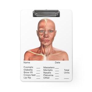 Puede incluir: Un portapapeles blanco con un clip negro y un diagrama de los músculos faciales. El portapapeles tiene una sección para un nombre, una fecha y una lista de músculos faciales con líneas para registrar unidades.
