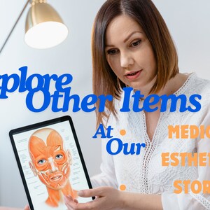 Puede incluir: Una mujer sostiene una tableta que muestra un diagrama de los m&uacute;sculos faciales. El texto en la pantalla dice "Explore Other Items At Our Medical Esthetics Store."