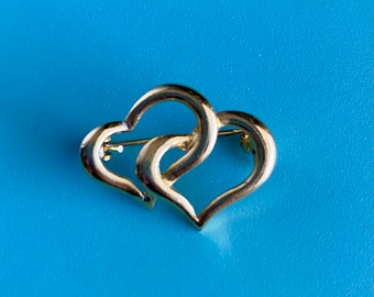Vintage goudkleurige brochespeld met dubbel hart