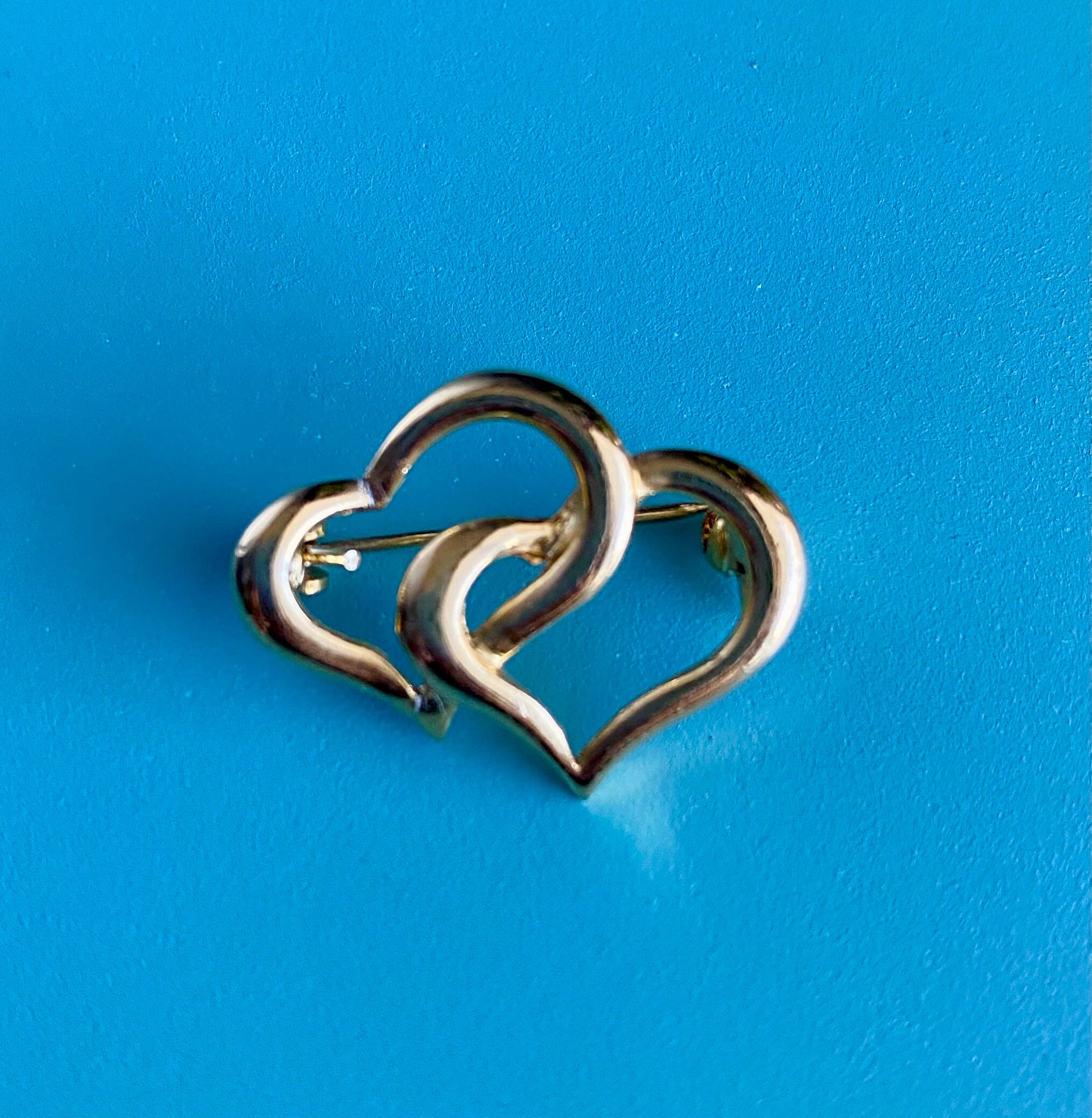 Broche Cœur Entrelacé Vintage Dorée - 5 X 3,5 Cm - Bijou Rétro Élégant