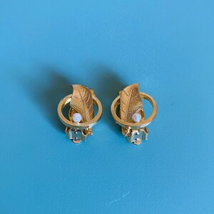 Vintage Gold Tone Leaf Earrings: Faux Pearl Clip-Ons