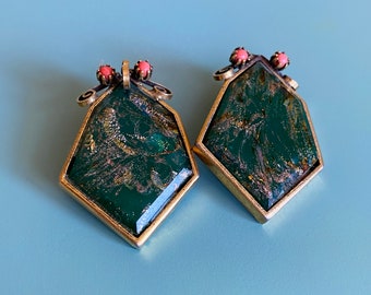 Vintage smaragdgroene clipoorbellen: gouden trapezium met perziksteentjes