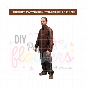 Puede incluir: Un recorte de una persona con una chaqueta de chándal marrón con cremallera y tres rayas en las mangas y pantalones con estampado de camuflaje. La imagen incluye el texto ROBERT PATTINSON "TRACKSUIT" MEME arriba y DIY Paper flowers BellasFlowers03.