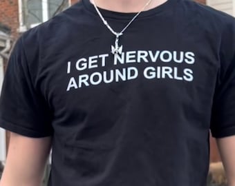 Me pongo nervioso con la camiseta de las niñas, camisa divertida Y2K, camiseta gráfica de moda, camiseta Meme Core, camiseta estética Y2K, camisa meme irónica, camiseta Gen Z