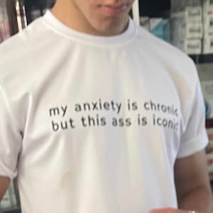 Mi ansiedad es crónica, pero este trasero es icónico, camiseta divertida Y2K, camiseta inspirada en Y2K, camiseta gráfica de moda, camiseta con meme de la generación Z, estética Y2K