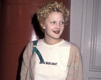 T-shirt inspiré des célébrités Girls Kick A**, t-shirt slogan de l'an 2000, jolie chemise de l'an 2000, t-shirt tendance de l'an 2000