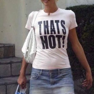 Paris Hilton Thats Hot Tee, Linda camiseta Y2K, camisa Y2K de moda, camiseta con eslogan Y2K, gráfico Y2k, camiseta para bebés Y2K, camiseta estética 2000, estética Y2K imagen 2