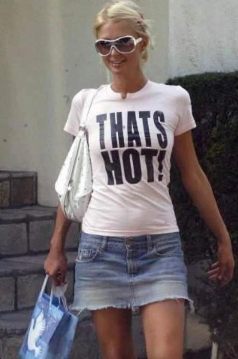 Paris Hilton Thats Hot Tee, Linda camiseta Y2K, camisa Y2K de moda, camiseta con eslogan Y2K, gráfico Y2k, camiseta para bebés Y2K, camiseta estética 2000, estética Y2K imagen 2