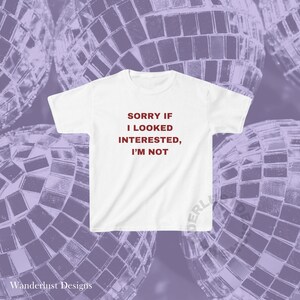 Pode incluir: Camiseta branca com o texto "Desculpe se pareci interessado, n&atilde;o estou" impresso em vermelho.