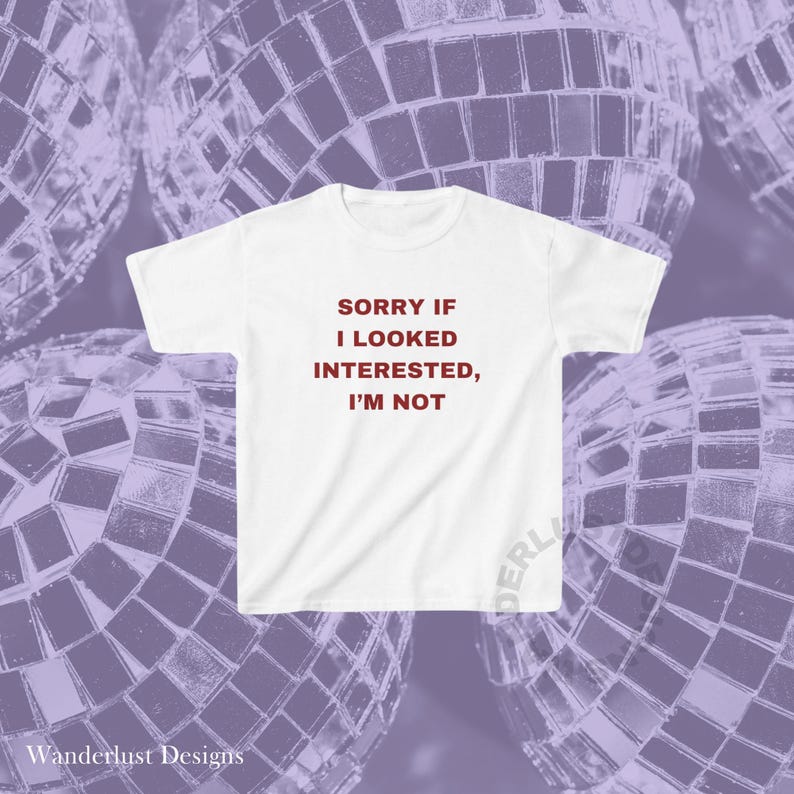 Pode incluir: Camiseta branca com o texto "Desculpe se pareci interessado, n&atilde;o estou" impresso em vermelho.