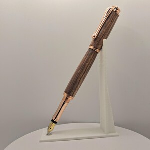Außergewöhnlicher „Granadillo Peccadillos“ handgearbeiteter Unikat-Füllfederhalter | Ausführung vom Profi Macacauba Holz Kupfer Roségold umsetzen