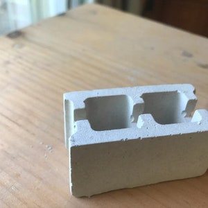 Betonnen sintelblok betonnen visitekaartjehouder