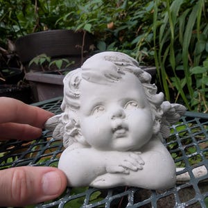 Estatua de querubín de hormigón vertido a mano: un detalle para el hogar o el jardín imagen 3
