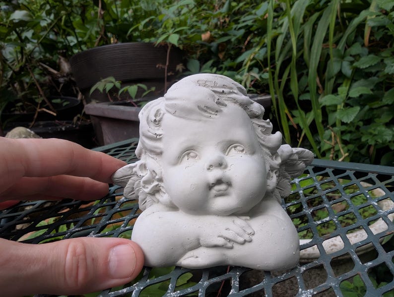 Estatua de querubín de hormigón vertido a mano: un detalle para el hogar o el jardín imagen 3