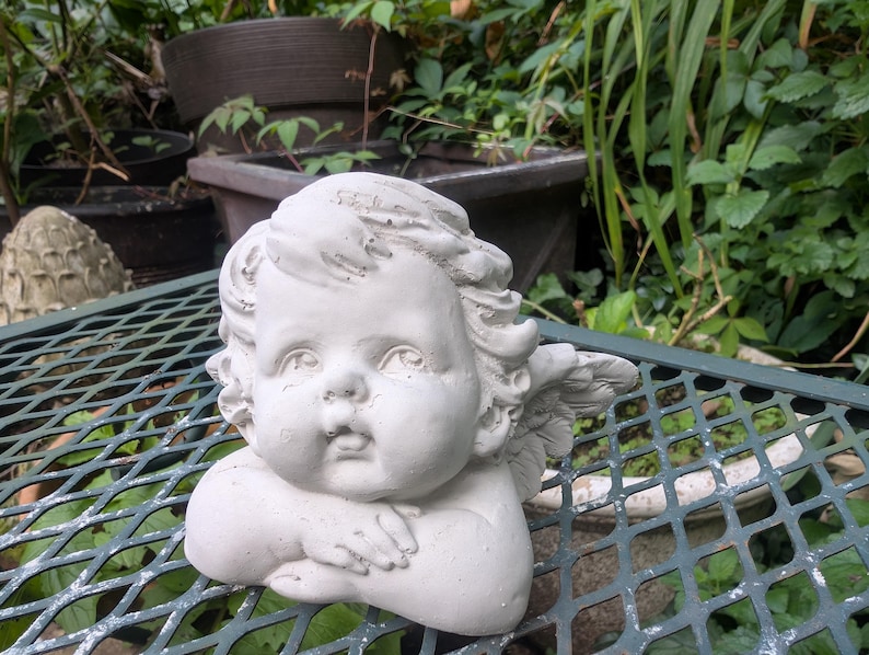 Estatua de querubín de hormigón vertido a mano: un detalle para el hogar o el jardín imagen 1