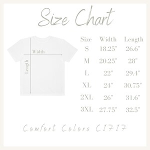 Pu&ograve; includere: Tabella delle taglie per t-shirt con misure in pollici. Le taglie includono S, M, L, XL, 2XL e 3XL. Le misure di larghezza e lunghezza sono elencate per ogni taglia. La tabella &egrave; etichettata "Comfort Colors C1717".