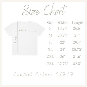 Op de afbeelding: Maattabel voor T-shirts met afmetingen in inches. De maten omvatten S, M, L, XL, 2XL en 3XL. Breedte- en lengtemaat worden voor elke maat weergegeven. De tabel bevat ook de tekst "Comfort Colors C1717".
