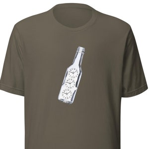 Puede incluir: Una camiseta verde con un gráfico de una botella de vidrio con tres relojes en su interior. La botella está inclinada hacia un lado.