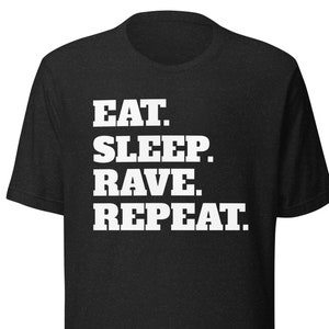 Puede incluir: Camiseta negra con texto blanco que dice "Eat. Sleep. Rave. Repeat."