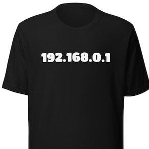 Könnte beinhalten: Schwarzes T-Shirt mit weißem Text, der "192.168.0.1" lautet.