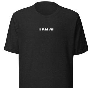 Pode incluir: T-shirt preto com o texto branco "I AM AI" centrado no peito. A camisa tem gola redonda e mangas curtas. O tecido parece ser um material macio e mesclado.