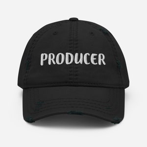 Peut inclure: Casquette de baseball noire usée avec un texte brodé blanc qui dit "PRODUCER".
