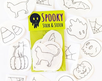 Könnte beinhalten: Ein Set mit 12 Bügelbildern mit einem gruseligen Halloween-Motiv. Die Patches zeigen Bilder von Katzen, Kürbissen, Fledermäusen, Mais, Schädeln und Spinnweben. Die Patches sind weiß und schwarz und werden in einer durchsichtigen Plastiktüte mit einem grünen Etikett verpackt, auf dem "Spooky Stick & Stitch" steht.