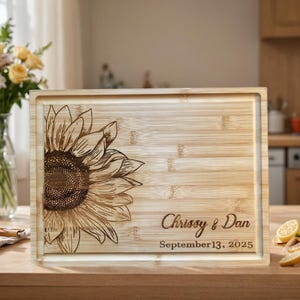 Tagliere personalizzato con girasoli – Regalo ideale per matrimoni o addii al nubilato.