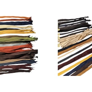 Op de afbeelding: Een verzameling kleurrijke ritsen in verschillende tinten bruin, beige, geel, groen, blauw en rood. De ritsen zijn in twee stapels gerangschikt.
