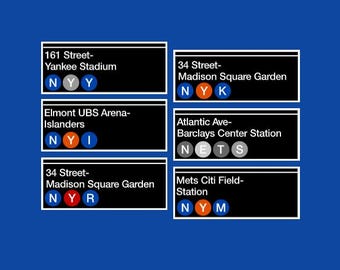 Peut inclure: Six panneaux rectangulaires noirs avec du texte blanc sur fond bleu. Les panneaux affichent des noms de stations de style new-yorkais, notamment 161 Street-Yankee Stadium, 34 Street-Madison Square Garden, Elmont UBS Arena-Islanders, Atlantic Ave-Barclays Center Station et Mets Citi Field-Station, chacun avec des icônes de lettres circulaires.