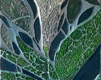 Arte en mosaico de lirios cala: elegante decoración floral de primavera para la pared.