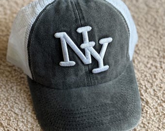 Czapka baseballowa z haftem NY, vintage'owy, sprany denim, siateczkowy tył