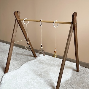 Ginásio de madeira para bebês: brinquedos suspensos Montessori, nogueira e bétula