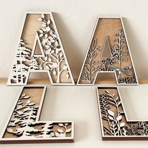 Letras de parede Garden Delight - Arte do alfabeto florescendo - Arte de parede 3D de floresta de madeira - Sinal de nome em camadas