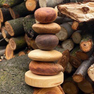 Handgefertigtes Holzspielzeug zum Stapeln: Montessori Balance-Spiel, Naturholzdekoration