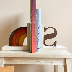 Gepersonaliseerde houten boekensteunen: boho kinderkamerdecoratie, montessoriboekhouder