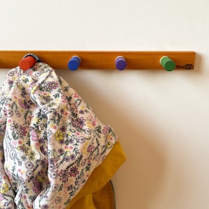 Appendiabiti minimalista in legno: moderni ganci appendiabiti per la cameretta dei bambini