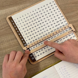 Lavagna aritmetica per moltiplicazioni e divisioni - Materiale scolastico fatto a mano - Tabelline Montessori - Idea regalo per la scuola