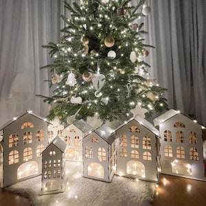 Weißes Weihnachtsdorf - Weihnachtshäuser aus Holz - Baumschmuck Weiß -
