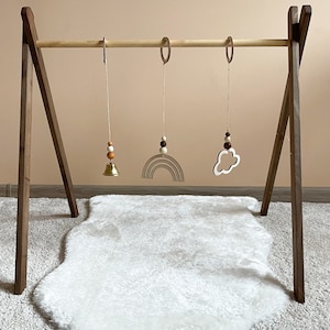 Ginásio de Brinquedos Montessori: Ginásio de Bebê em Madeira de Nogueira com Brinquedos Orgânicos Pendurados