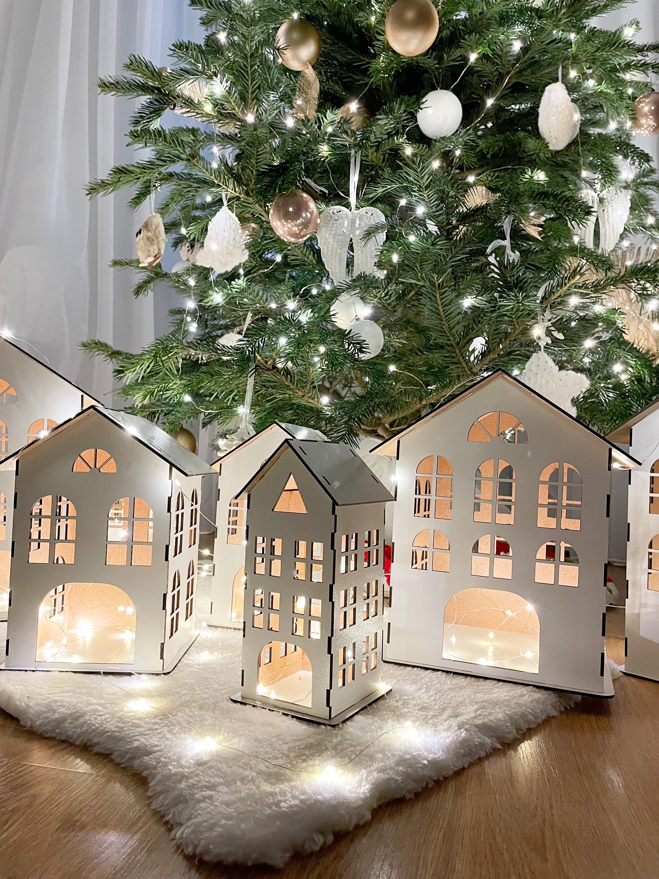 Weißes Weihnachtsbaum-Dekorationshaus Rustikales Hölzerne Weihnachtskerzenhalter Weihnachtsdekor Weihnachtshäuser