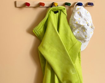ミニマリストな木製ペグレール：子供部屋に最適なモダンなコートフック