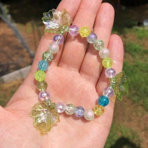 Iridescent beaded bracelet with leaves