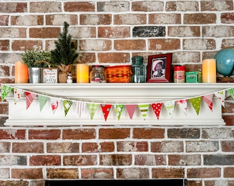 Bandeirinhas de Natal para decoração natalina: feitas com tecido vintage vermelho e verde, prontas para envio.