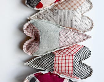 Vintage quilt hart komvullers: set van 5 primitieve gevulde harten