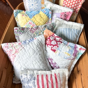 Vintage set van 9 mini-kussentjes van jute: antieke, gevulde kussentjes, vulling voor een kom, landelijke stijl, gemaakt van hergebruikte quiltresten.