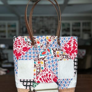 Bolsa de colcha vintage, alças de couro, bolsa acolchoada, parte inferior de tecido de cortiça, bolsa de mercado, parte superior de colcha reaproveitada