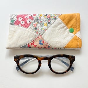 vintage feedsack quilt peeper keeper, quilted glasses case, eyeglass case, sunglasses holder, reading glasses pouch, upcycled quilt top