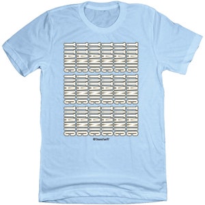 Puede incluir: Camiseta azul claro con un patrón repetido de la palabra "TITANIC" en letras blancas. El texto "@TitonicFan97" está impreso en la parte inferior de la camiseta.