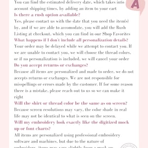 Op de afbeelding: Een lichtroze afbeelding met tekst die veelgestelde vragen over een Etsy-winkel beantwoordt. De tekst bevat informatie over verzending, spoedopties, personalisatie, retourneren en borduurdetails. Een klein cirkelvormig logo staat in de rechter benedenhoek.